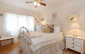 English Cottage Elegance with Mountain Views - Pasadena, California