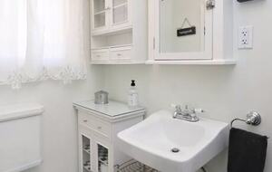 English Cottage Elegance with Mountain Views - Pasadena, California