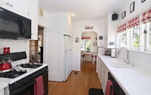 English Cottage Elegance with Mountain Views - Pasadena, California