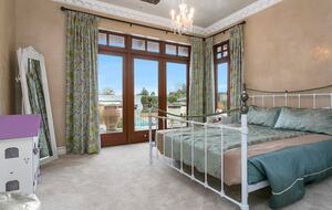 Grand Estate with Resort-Style Pool & Home Theater - Hamilton, New Zealand