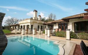 Grand Estate with Resort-Style Pool & Home Theater - Hamilton, New Zealand