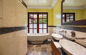 Grand Estate with Resort-Style Pool & Home Theater - Hamilton, New Zealand