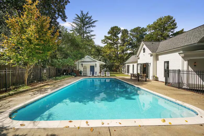 A Timeless Southern Retreat with Mountain Views - Stone Mountain, Georgia