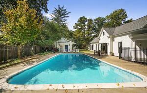 A Timeless Southern Retreat with Mountain Views - Stone Mountain, Georgia