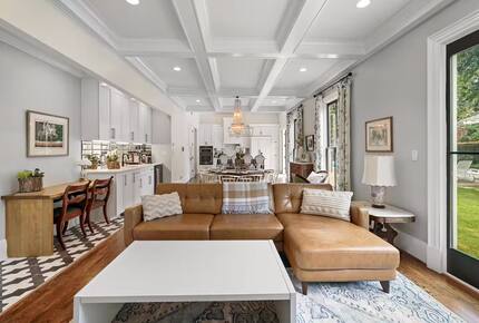 A Timeless Southern Retreat with Mountain Views - Stone Mountain, Georgia