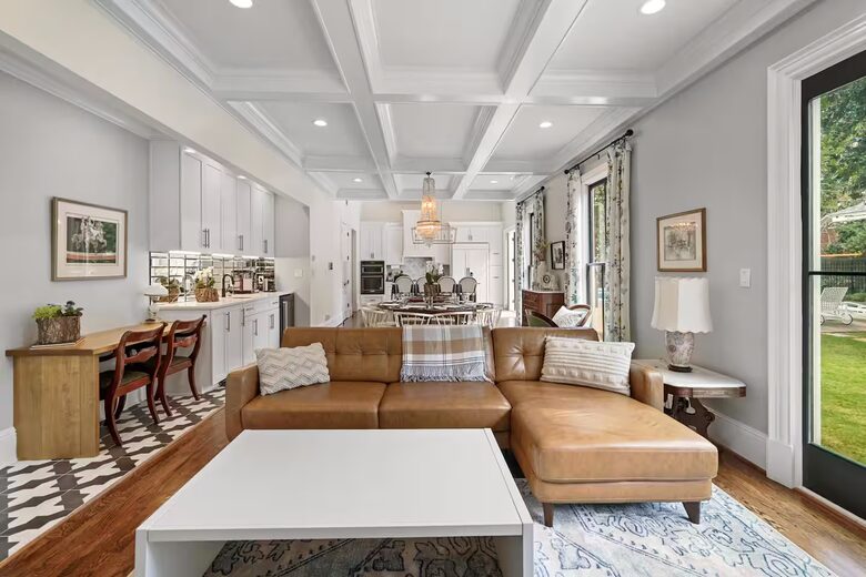 A Timeless Southern Retreat with Mountain Views - Stone Mountain, Georgia