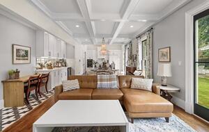 A Timeless Southern Retreat with Mountain Views - Stone Mountain, Georgia