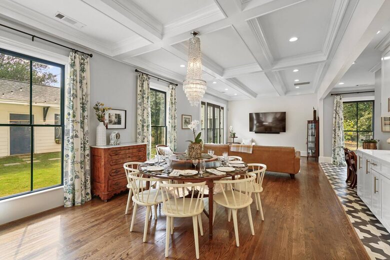 A Timeless Southern Retreat with Mountain Views - Stone Mountain, Georgia