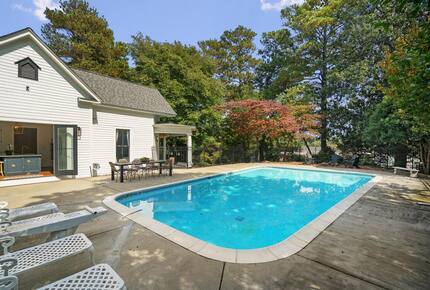 A Timeless Southern Retreat with Mountain Views - Stone Mountain, Georgia