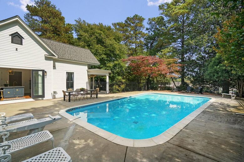 A Timeless Southern Retreat with Mountain Views - Stone Mountain, Georgia