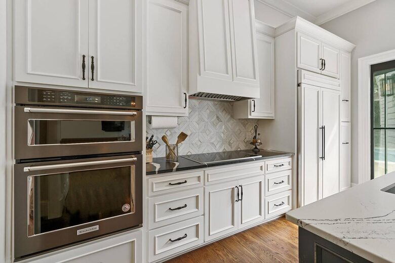 A Timeless Southern Retreat with Mountain Views - Stone Mountain, Georgia