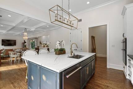 A Timeless Southern Retreat with Mountain Views - Stone Mountain, Georgia