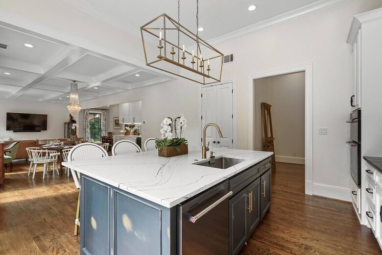 A Timeless Southern Retreat with Mountain Views - Stone Mountain, Georgia