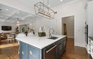 A Timeless Southern Retreat with Mountain Views - Stone Mountain, Georgia