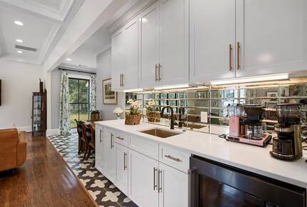 A Timeless Southern Retreat with Mountain Views - Stone Mountain, Georgia