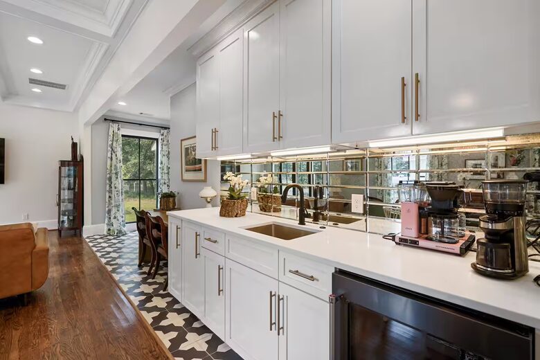 A Timeless Southern Retreat with Mountain Views - Stone Mountain, Georgia