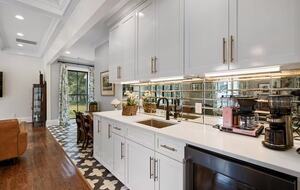 A Timeless Southern Retreat with Mountain Views - Stone Mountain, Georgia