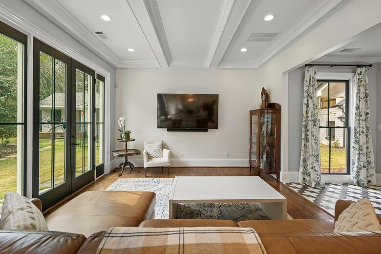 A Timeless Southern Retreat with Mountain Views - Stone Mountain, Georgia