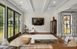 A Timeless Southern Retreat with Mountain Views - Stone Mountain, Georgia