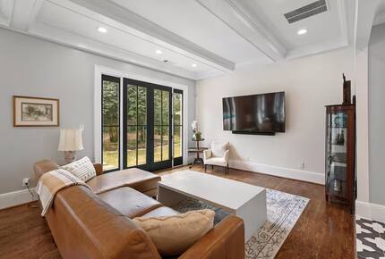 A Timeless Southern Retreat with Mountain Views - Stone Mountain, Georgia