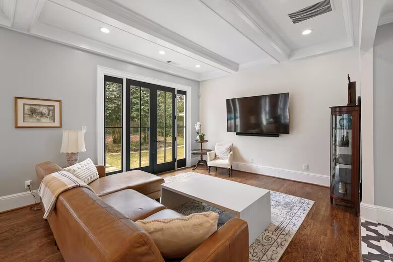 A Timeless Southern Retreat with Mountain Views - Stone Mountain, Georgia