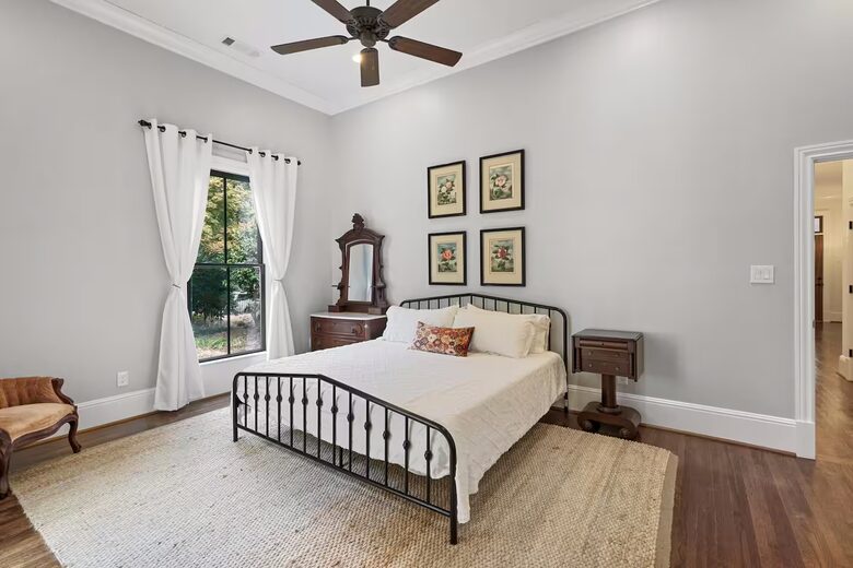 A Timeless Southern Retreat with Mountain Views - Stone Mountain, Georgia