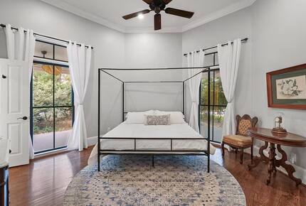 A Timeless Southern Retreat with Mountain Views - Stone Mountain, Georgia