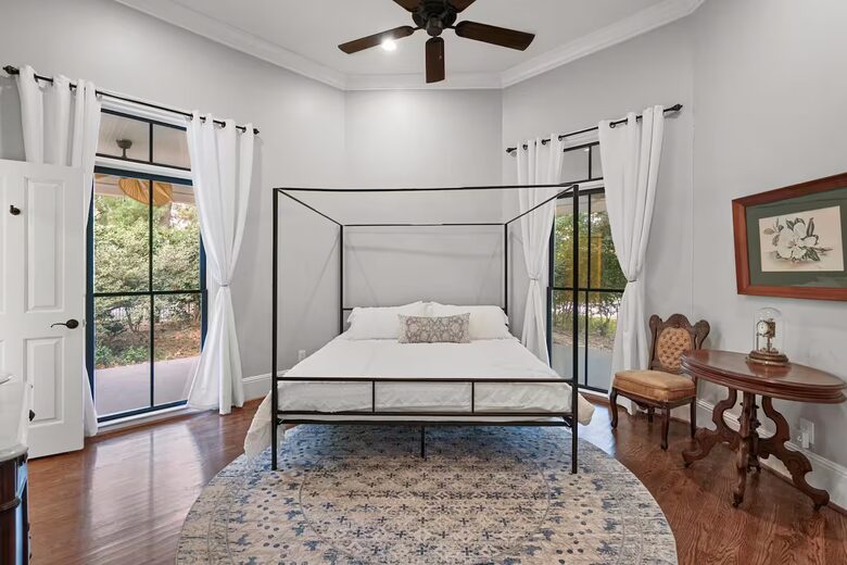 A Timeless Southern Retreat with Mountain Views - Stone Mountain, Georgia