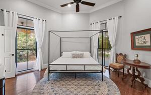 A Timeless Southern Retreat with Mountain Views - Stone Mountain, Georgia