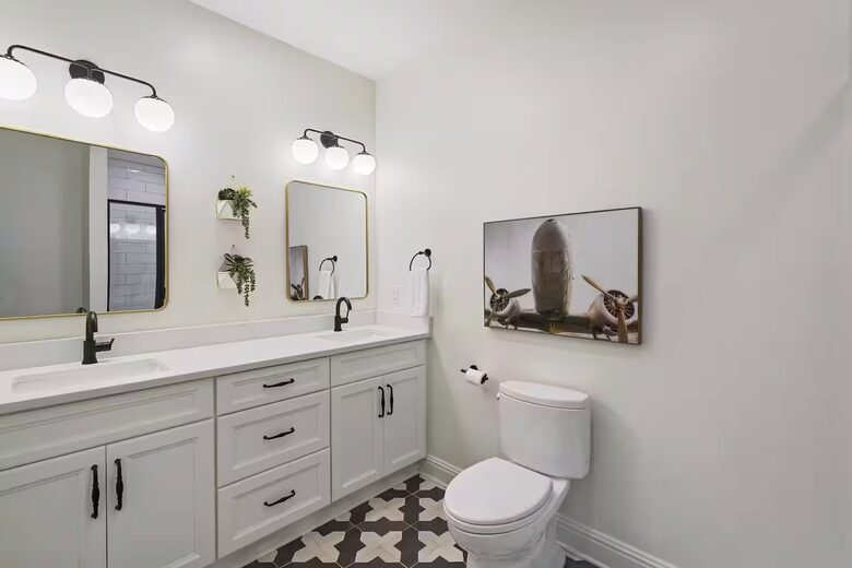 A Timeless Southern Retreat with Mountain Views - Stone Mountain, Georgia