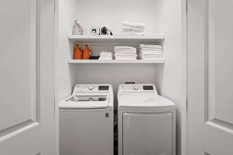 A Timeless Southern Retreat with Mountain Views - Stone Mountain, Georgia