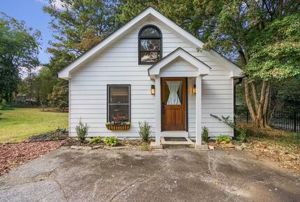 A Timeless Southern Retreat with Mountain Views - Stone Mountain, Georgia