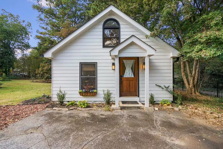 A Timeless Southern Retreat with Mountain Views - Stone Mountain, Georgia