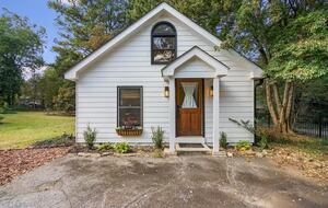A Timeless Southern Retreat with Mountain Views - Stone Mountain, Georgia
