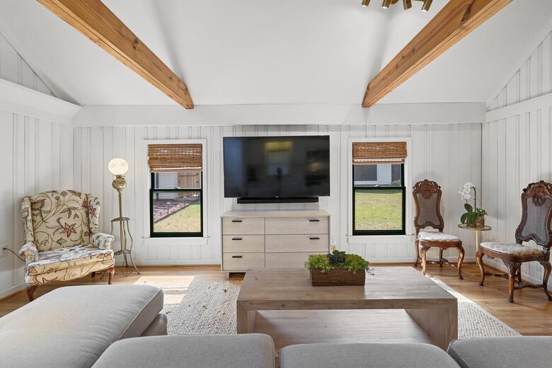 A Timeless Southern Retreat with Mountain Views - Stone Mountain, Georgia