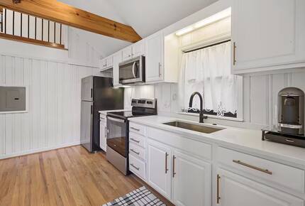 A Timeless Southern Retreat with Mountain Views - Stone Mountain, Georgia