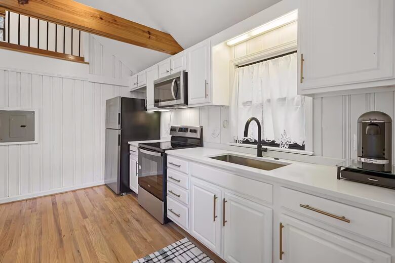 A Timeless Southern Retreat with Mountain Views - Stone Mountain, Georgia