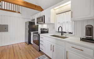 A Timeless Southern Retreat with Mountain Views - Stone Mountain, Georgia