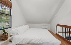 A Timeless Southern Retreat with Mountain Views - Stone Mountain, Georgia