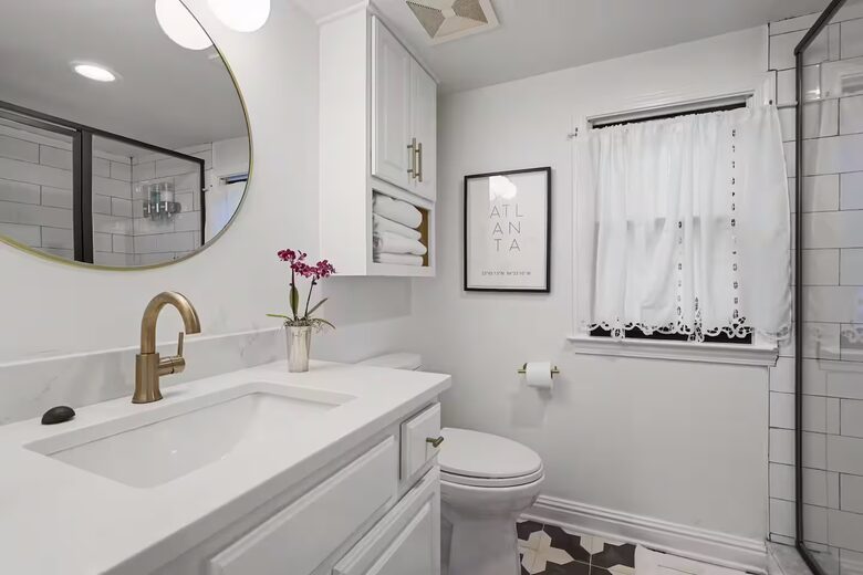 A Timeless Southern Retreat with Mountain Views - Stone Mountain, Georgia