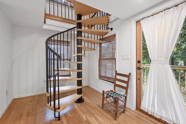 A Timeless Southern Retreat with Mountain Views - Stone Mountain, Georgia