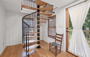 A Timeless Southern Retreat with Mountain Views - Stone Mountain, Georgia