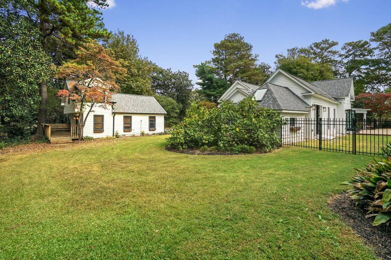 A Timeless Southern Retreat with Mountain Views - Stone Mountain, Georgia