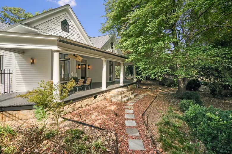 A Timeless Southern Retreat with Mountain Views - Stone Mountain, Georgia