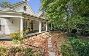 A Timeless Southern Retreat with Mountain Views - Stone Mountain, Georgia