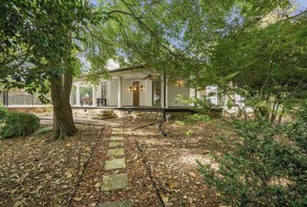 A Timeless Southern Retreat with Mountain Views - Stone Mountain, Georgia