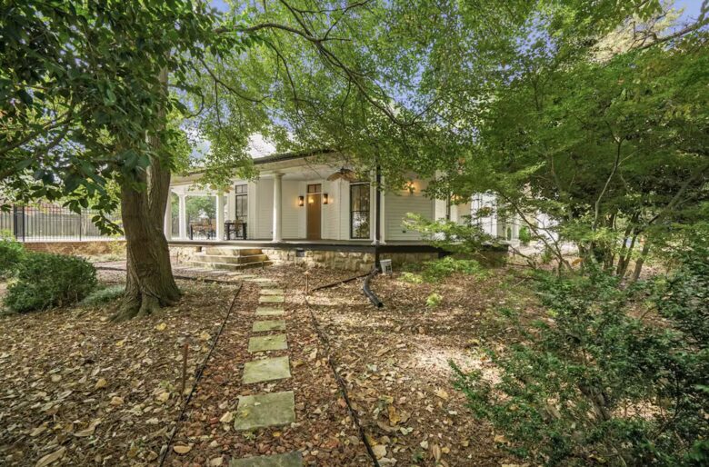 A Timeless Southern Retreat with Mountain Views - Stone Mountain, Georgia