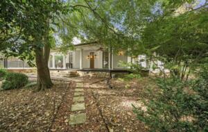 A Timeless Southern Retreat with Mountain Views - Stone Mountain, Georgia