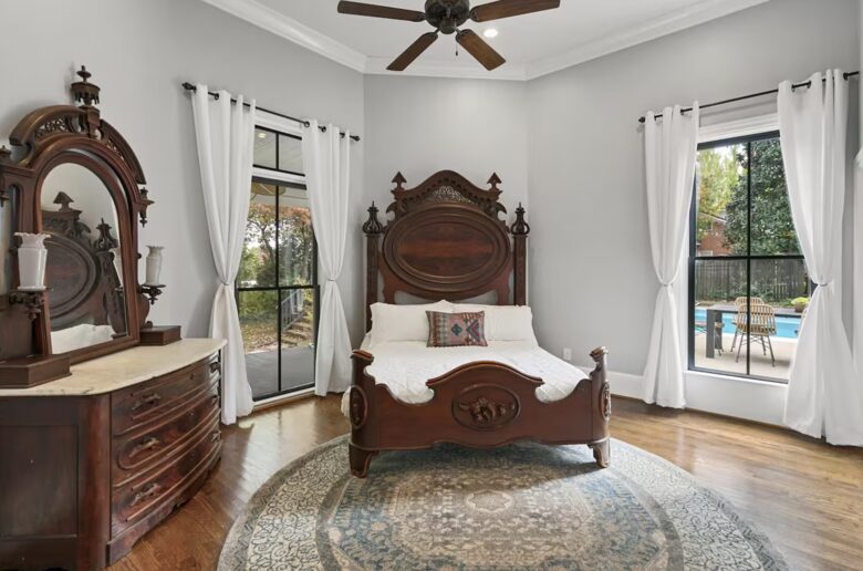 A Timeless Southern Retreat with Mountain Views - Stone Mountain, Georgia