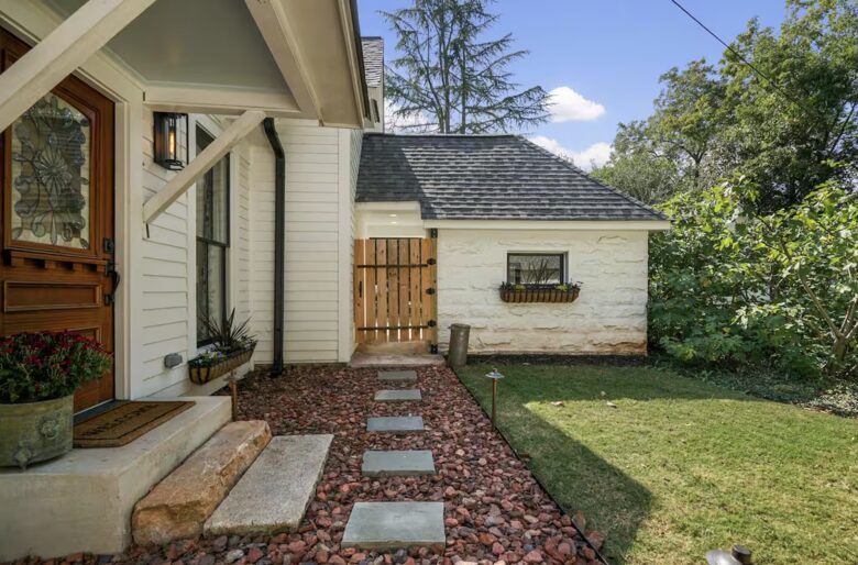 A Timeless Southern Retreat with Mountain Views - Stone Mountain, Georgia